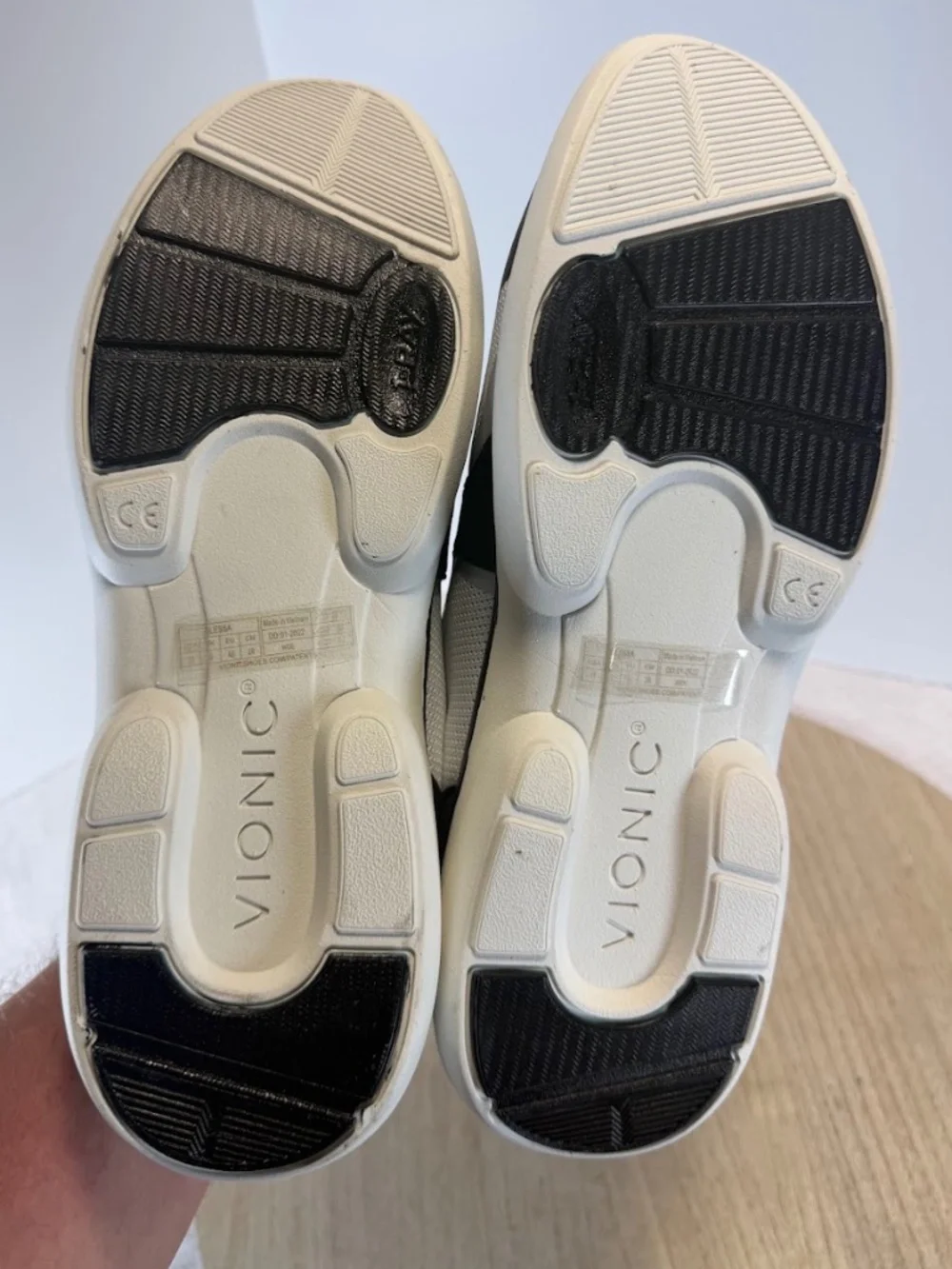 Vionic Womens 11 Athletic Walking Sneakers Black White Mesh NWT